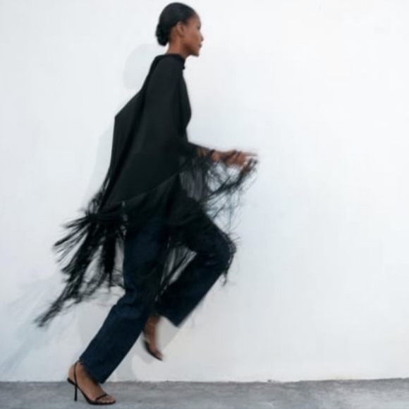 ZARA MESH FRINGED GAUZE CAPE
High collar cape with multi-positional tie detail. - Picture 9 of 13